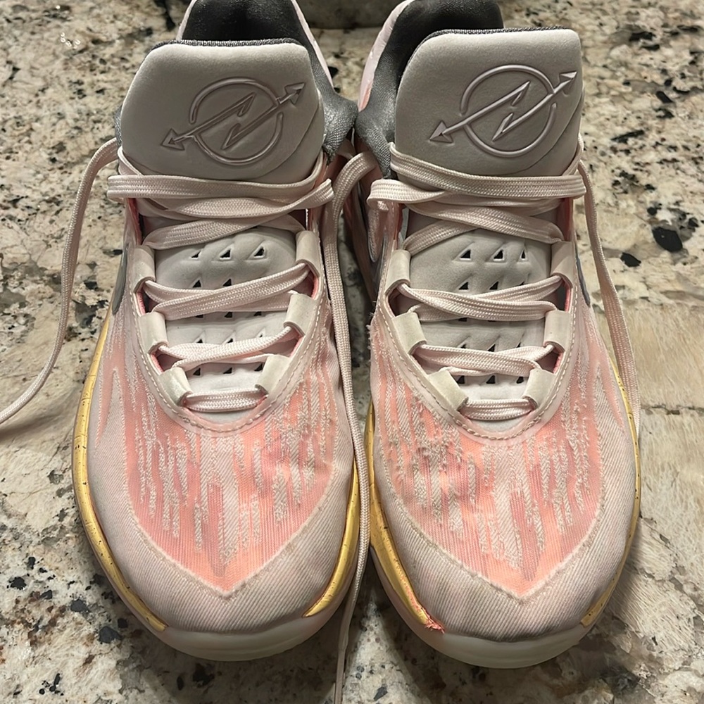 Men’s Nike GT cuts size 10